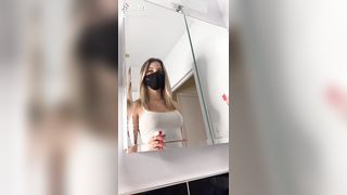 La porca esce le tette in bagno