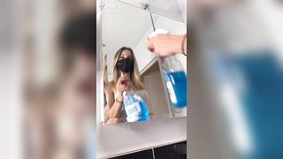 La porca esce le tette in bagno