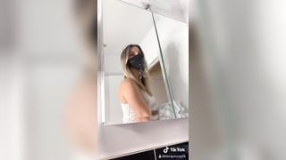 La porca esce le tette in bagno