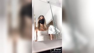 La porca esce le tette in bagno