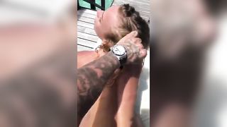 Tedesca bionda inculata alle Maldive