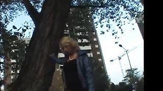 Battona bionda esibizionista