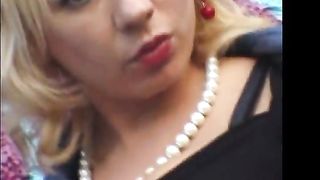 Battona bionda esibizionista