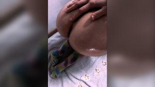 Ragazza italiana oliata e masturbata