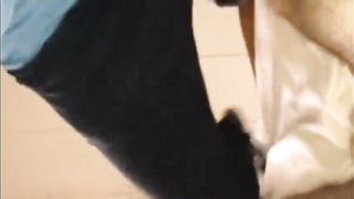 Giulia succhia e sega il cazzo al fidanzato