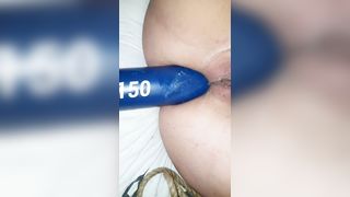 Milf italiana si fa infilare una mazza da baseball nel culo