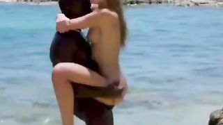 Impalata in riva al mare