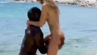 Impalata in riva al mare