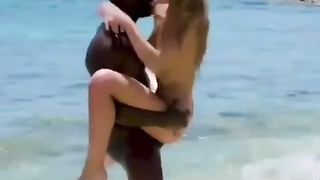 Impalata in riva al mare