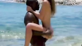 Impalata in riva al mare