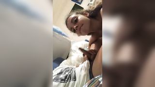 Carmela succhia il cazzo al suo fidanzato