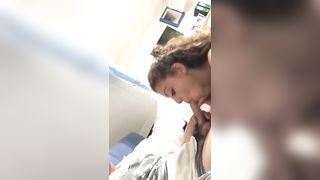 Carmela succhia il cazzo al suo fidanzato