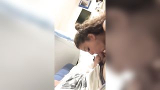 Carmela succhia il cazzo al suo fidanzato