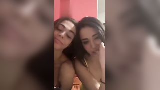 Su TikTok le due troie parlano di cazzi