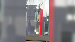 Fanno sesso sotto gli occhi di tutti