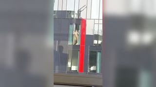 Fanno sesso sotto gli occhi di tutti