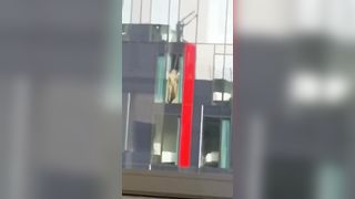 Fanno sesso sotto gli occhi di tutti