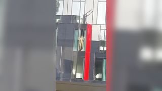 Fanno sesso sotto gli occhi di tutti