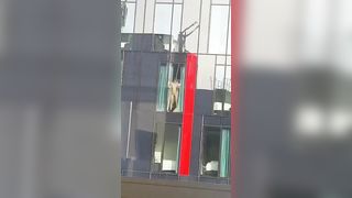 Fanno sesso sotto gli occhi di tutti