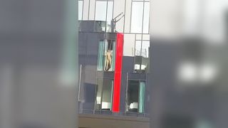 Fanno sesso sotto gli occhi di tutti