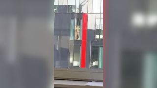 Fanno sesso sotto gli occhi di tutti