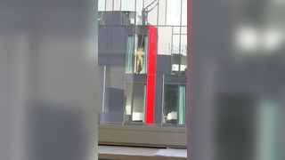 Fanno sesso sotto gli occhi di tutti