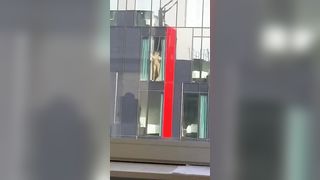 Fanno sesso sotto gli occhi di tutti