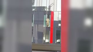 Fanno sesso sotto gli occhi di tutti