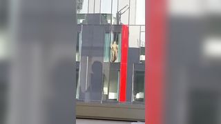 Fanno sesso sotto gli occhi di tutti