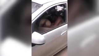 Beccati ubriachi e nudi che dormono in auto