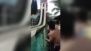 Perde il costume al parco aquatico