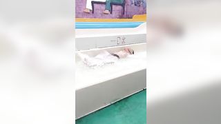 Perde il costume al parco aquatico