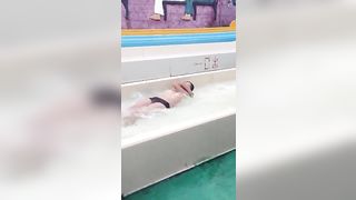 Perde il costume al parco aquatico