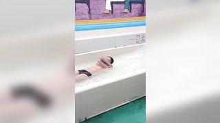 Perde il costume al parco aquatico