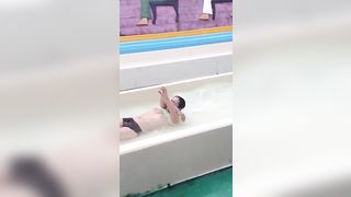 Perde il costume al parco aquatico