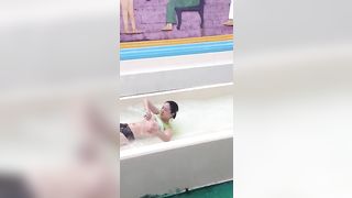 Anteprima del video: Perde il costume al parco aquatico