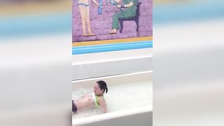 Perde il costume al parco aquatico