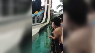 Perde il costume al parco aquatico