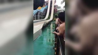 Perde il costume al parco aquatico