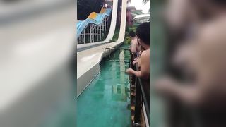 Perde il costume al parco aquatico