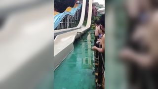 Perde il costume al parco aquatico