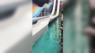 Perde il costume al parco aquatico