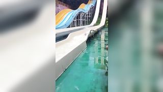 Perde il costume al parco aquatico