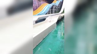 Perde il costume al parco aquatico