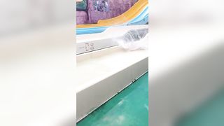 Perde il costume al parco aquatico