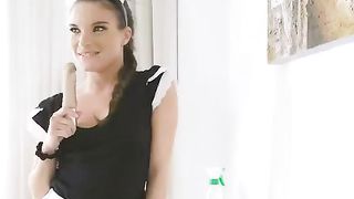 Bella domestica trova un dildo e si eccita