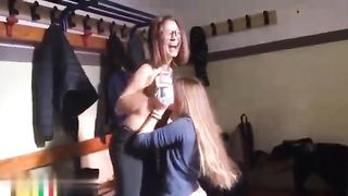 Studentessa italiana lesbica esce le tette a scuola