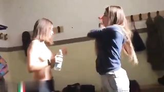 Studentessa italiana lesbica esce le tette a scuola