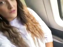 Godurioso ditalino sul treno