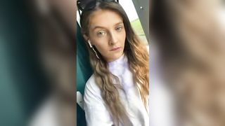 Godurioso ditalino sul treno